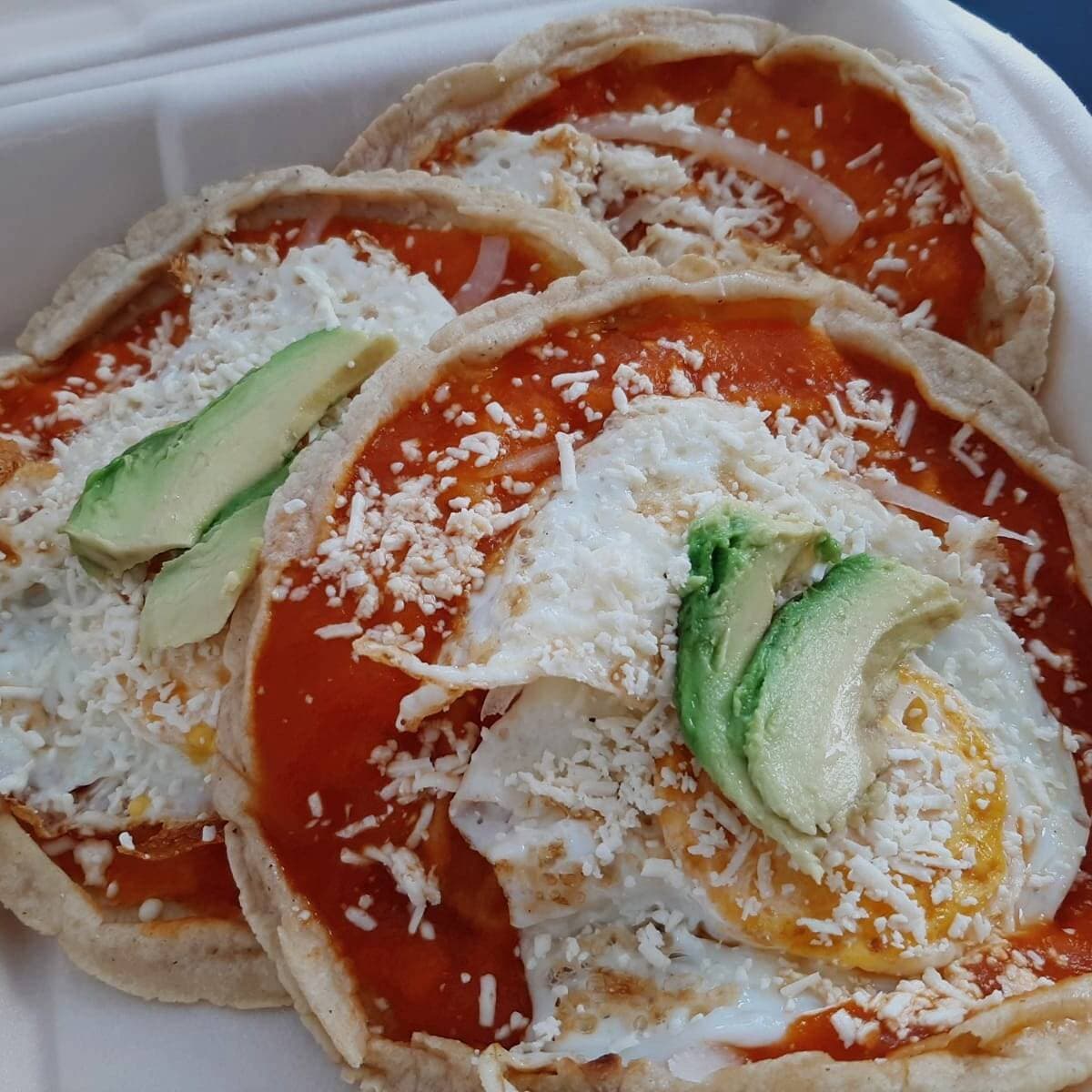 Picada Veracruzana con Huevo Estrellado