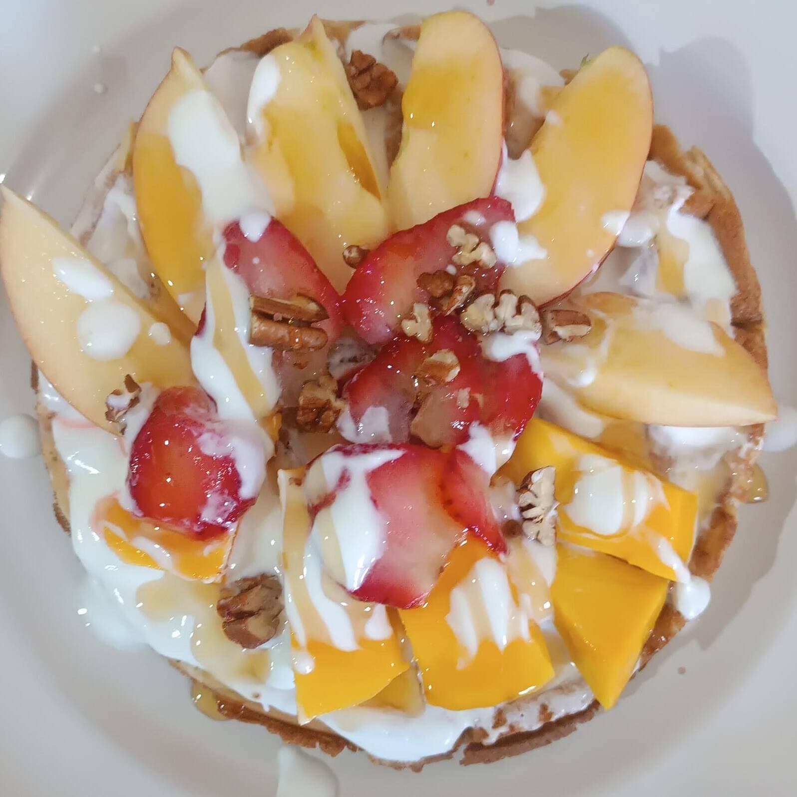 WAFLE TROPICAL CON  FRUTA Y YOGUR Y MIEL