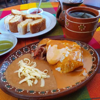 1/2 Orden de Huevos Azteca + Pan + Café de Olla