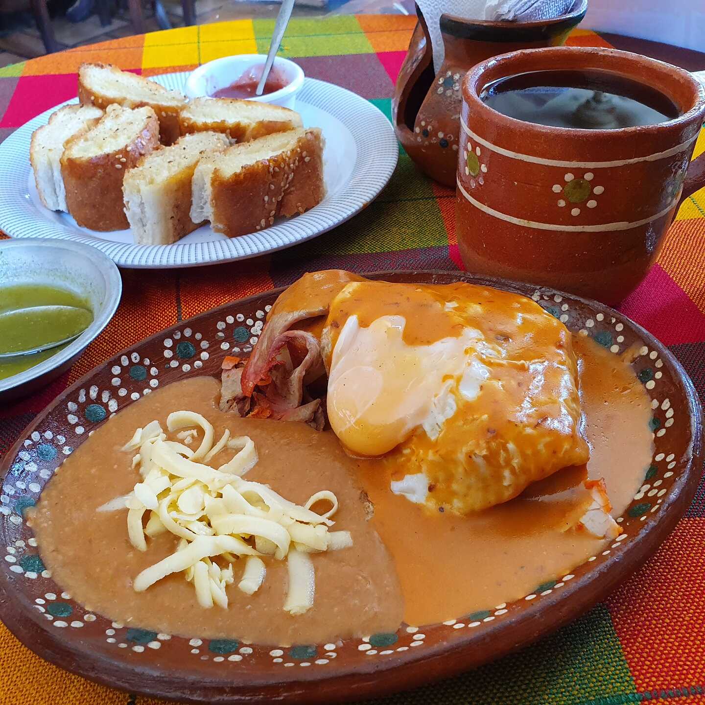1/2 Orden de Huevos Azteca + Pan + Café de Olla