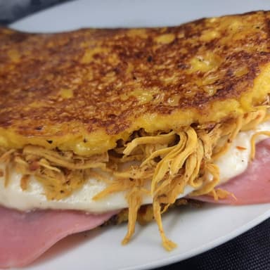 Cachapa Combinada con Queso de Mano y Pollo