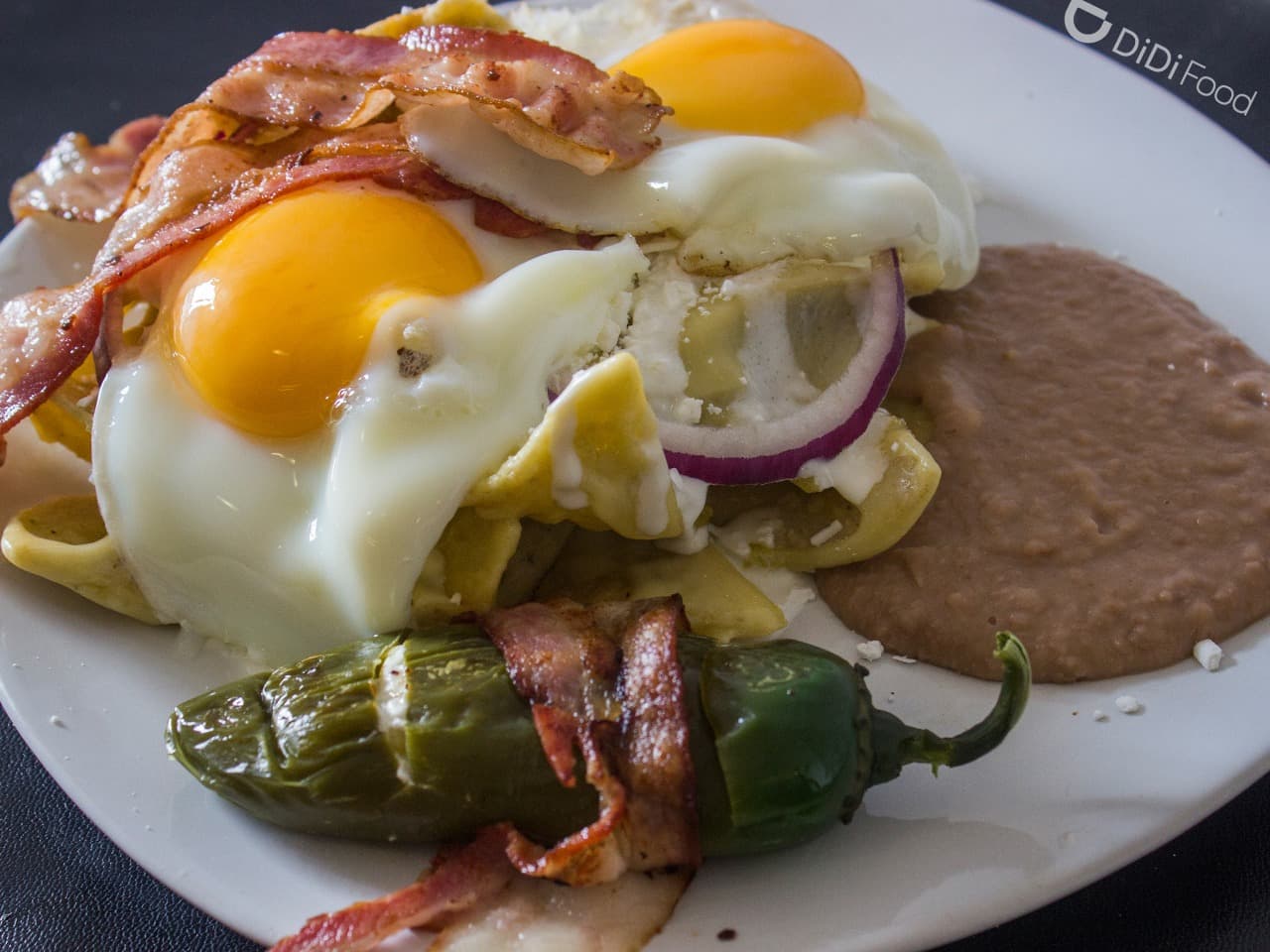 Chilaquiles con Huevo y Tocino