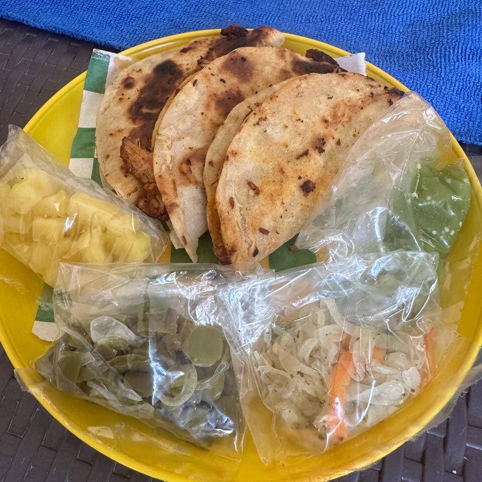 3 Tacos Dorados de Mixiote + Refresco