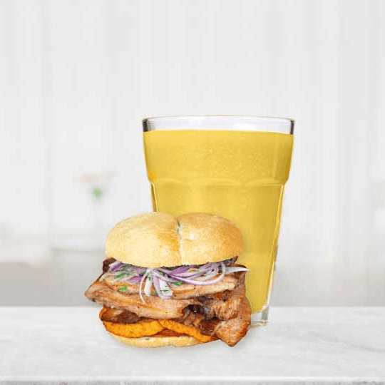 Combo Jugo de Lúcuma y Pan con Chicharrón