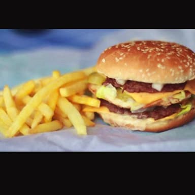 Hamburguesa Doble Torta Con Papas Fritas