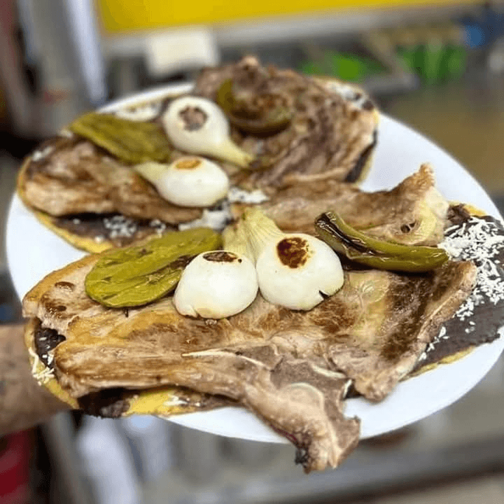 Huarache con Costilla