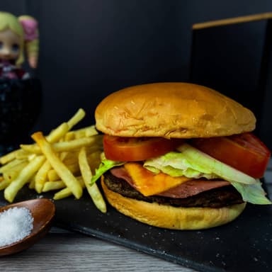 Hamburguesa de Arrachera y Porción de Papas