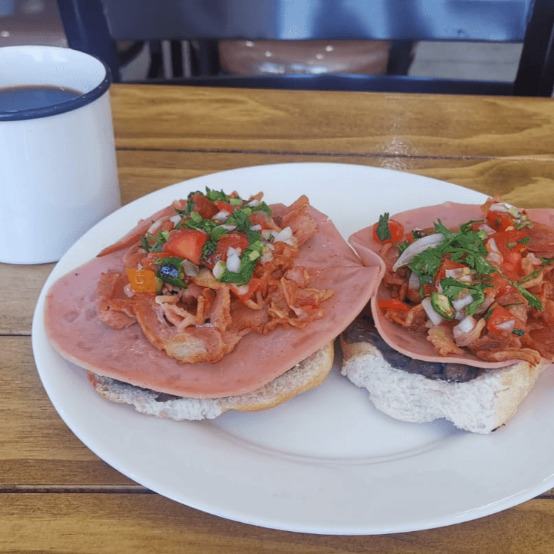 Molletes Sencillos + Jugo o Fruta