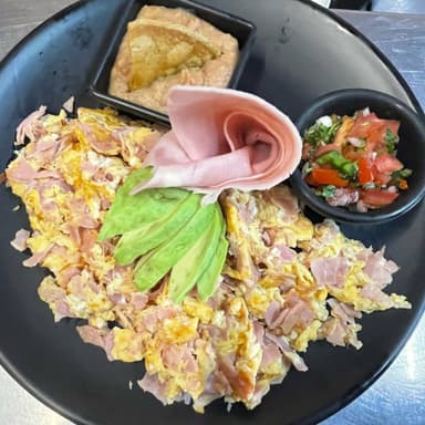 Huevos Revueltos con Jamón