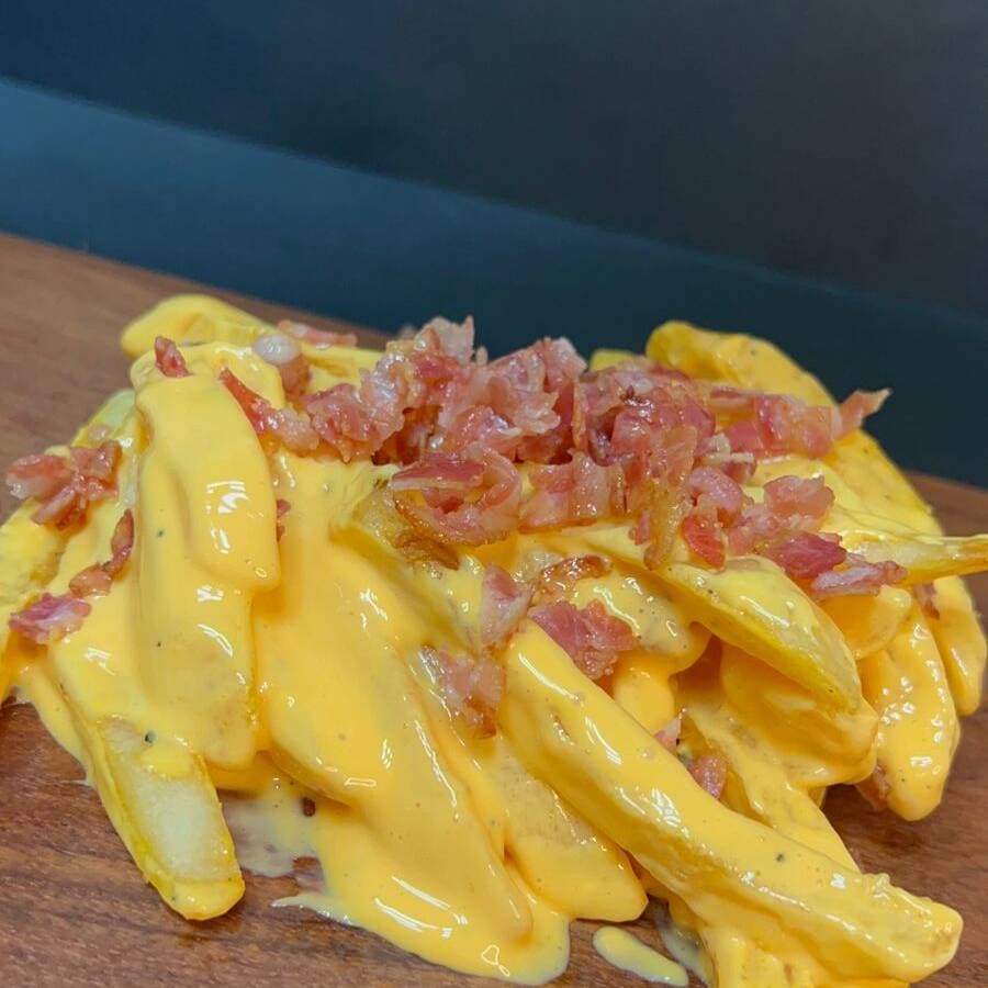 Papas Francesas con Queso Amarillo y Tocino