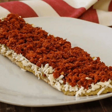 Huarache Chorizo con Costra de Queso