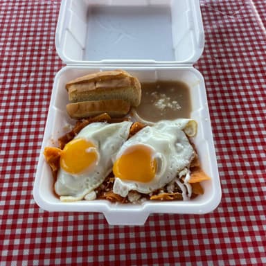 Chilaquiles Rojos con Huevo