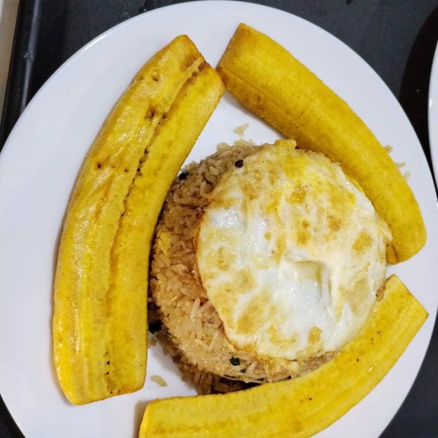 Chaufa con Huevo y Plátano Frito