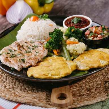 Pechuga de Pollo + Bebida + 3 Acompañamientos