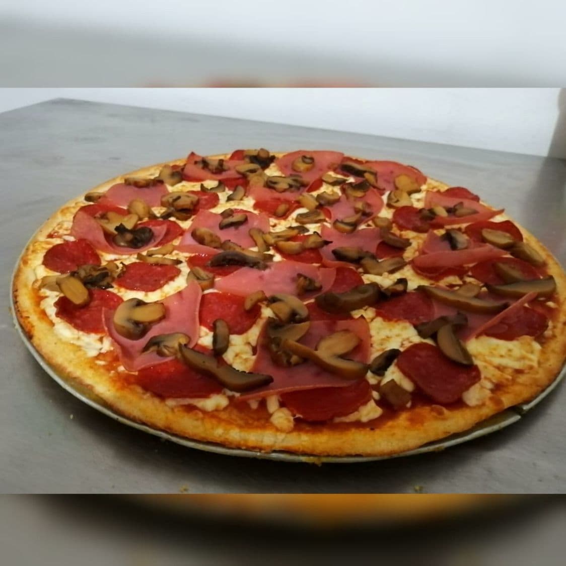 Pizza de Jamón y Salchicha