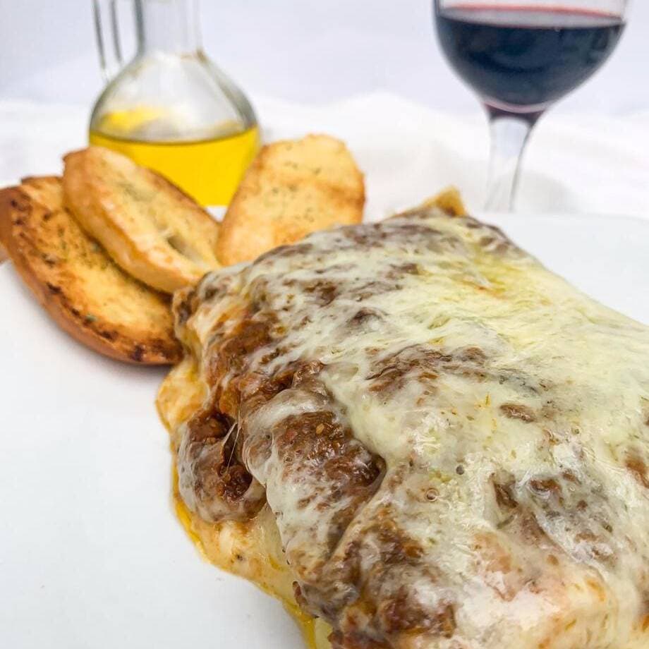 Lasagna de Carne + Pan al Ajo