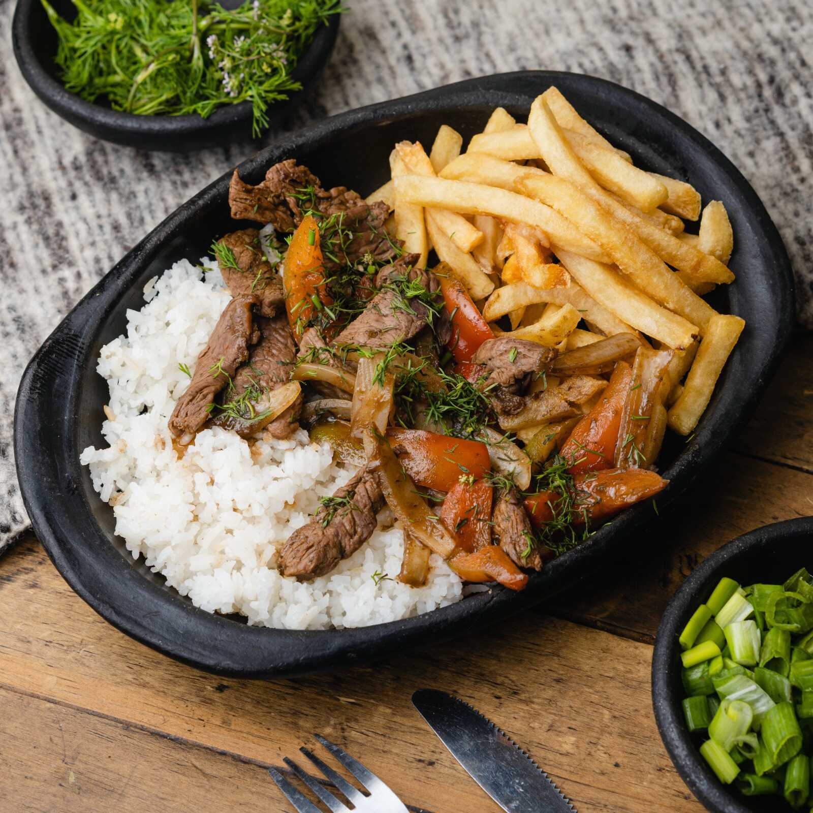 Lomo Saltado + Bebida