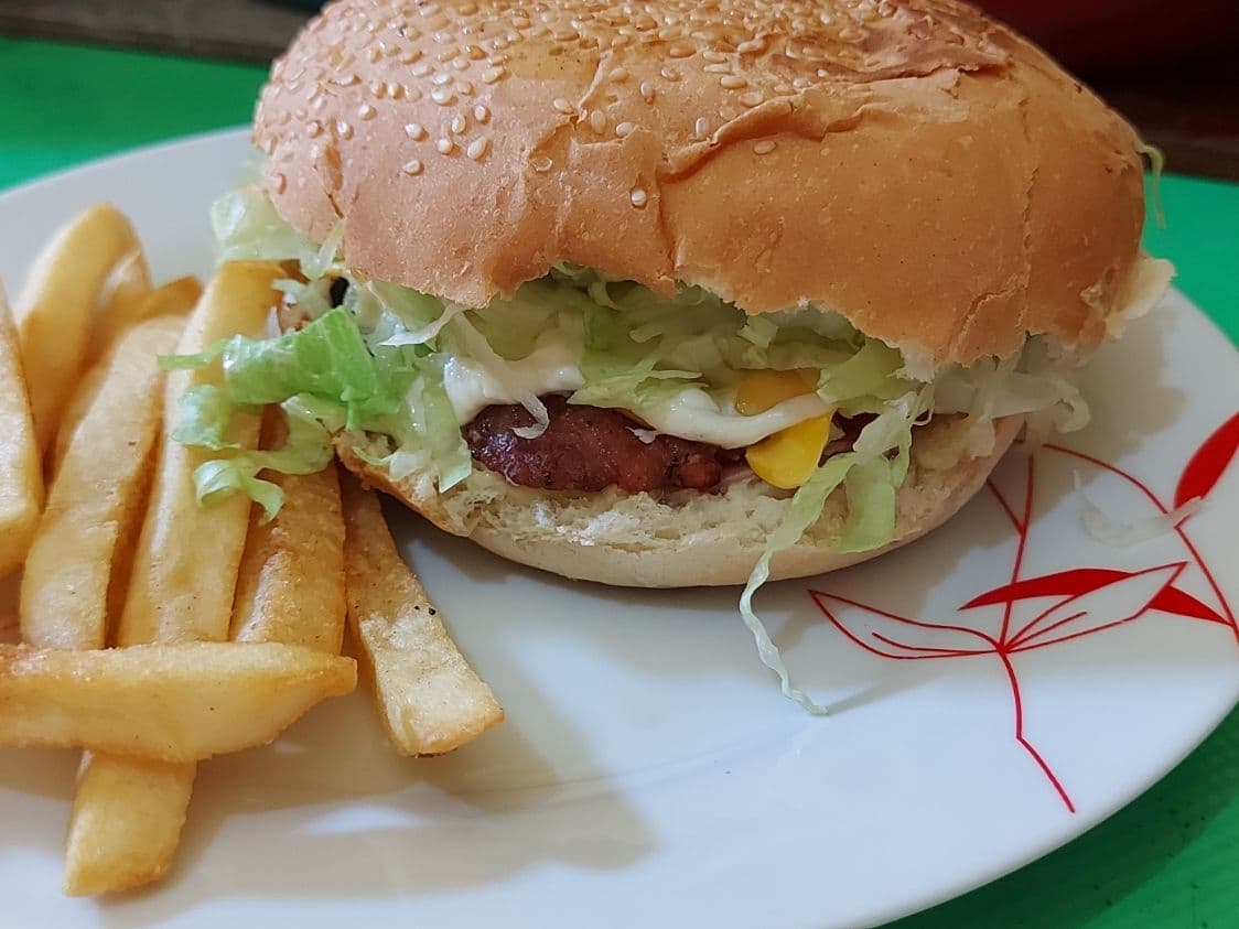 Agua de Jamaica en Hamburguesa Sencilla