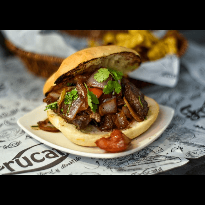 Pan con Lomo Saltado