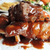 Almuerzo con costillas a la BBQ