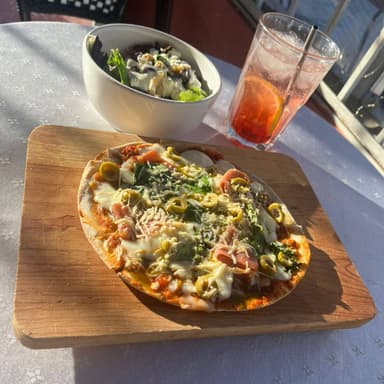 Pizza Individual + Media Ensalada + Soda Italiana