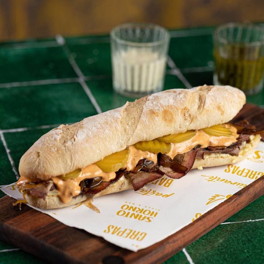 BAGUETTE DE ROAST BEEF CON QUESO CHEDDAR