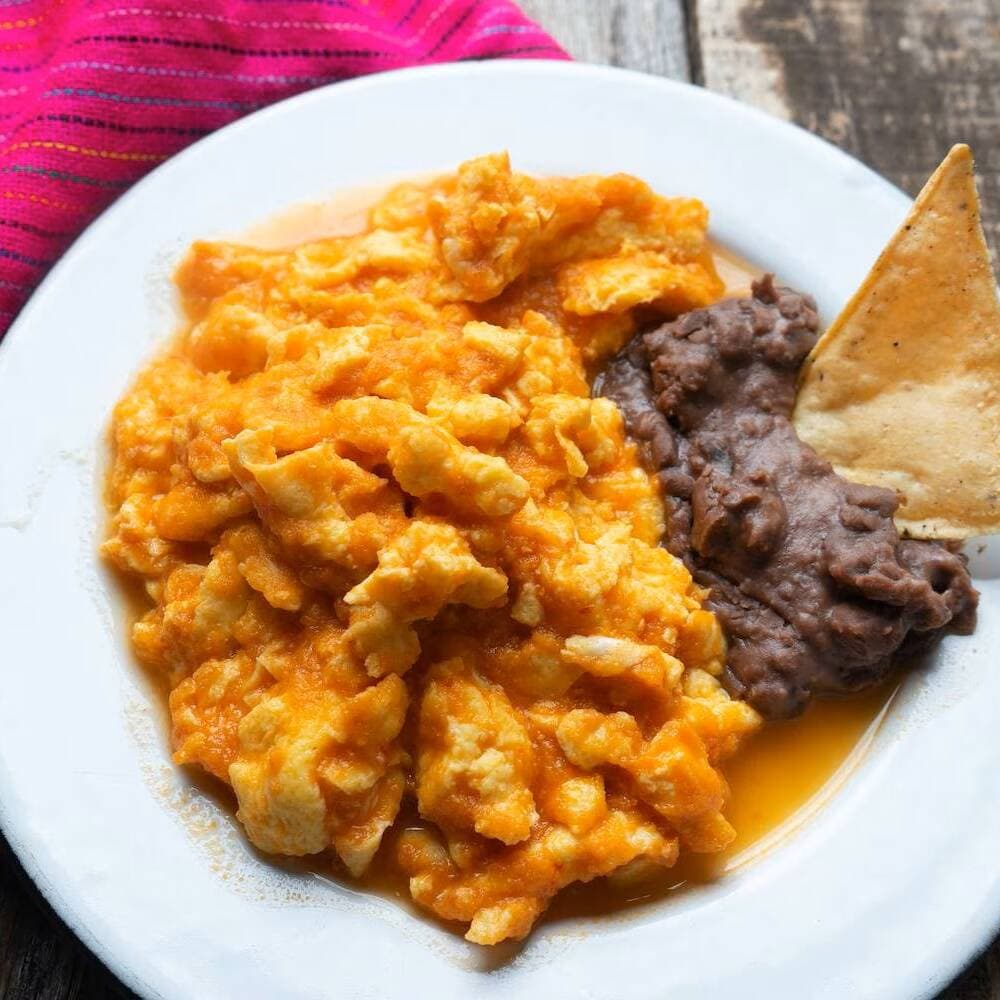 Huevo en Salsa Roja