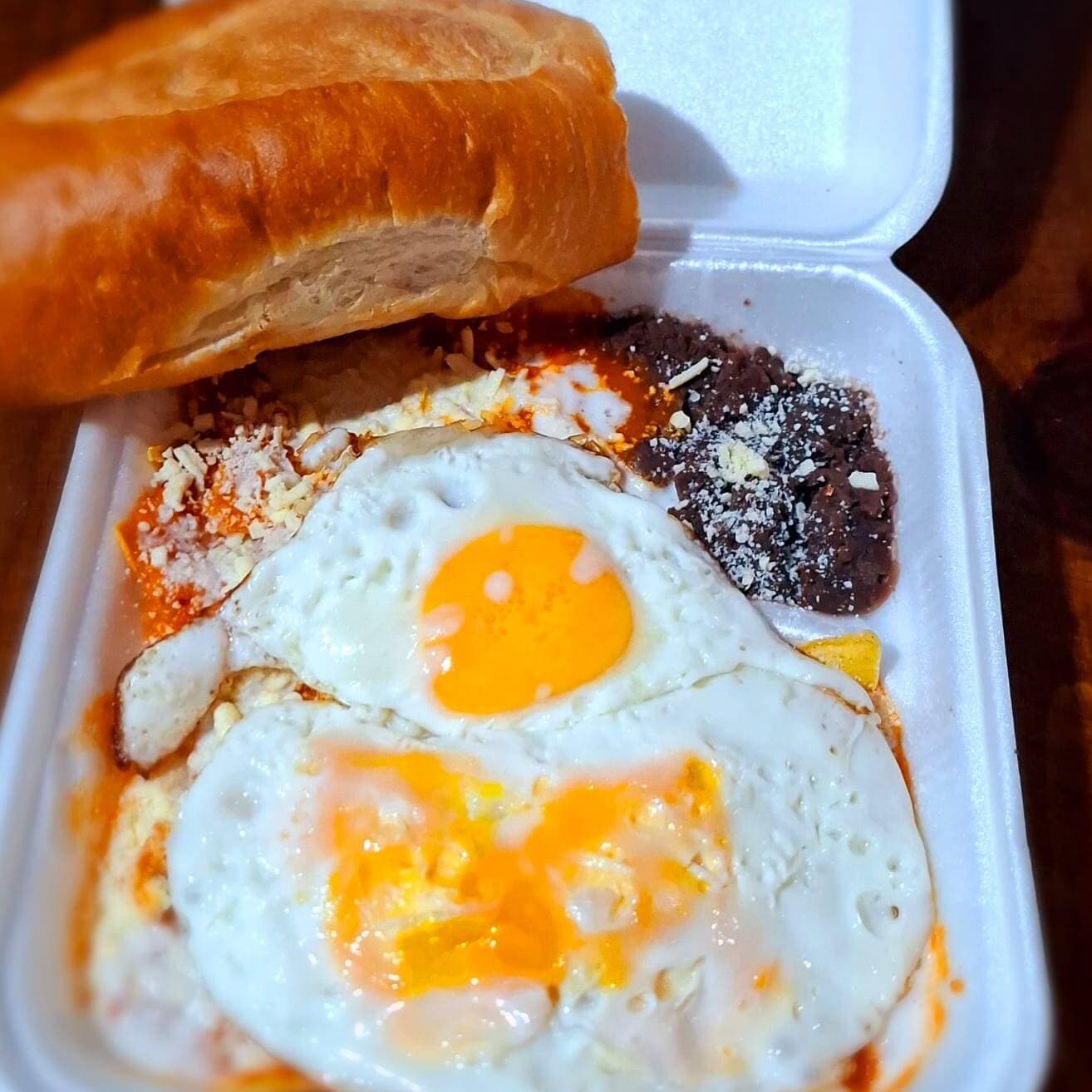 Chilaquiles rojos con huevon chicos