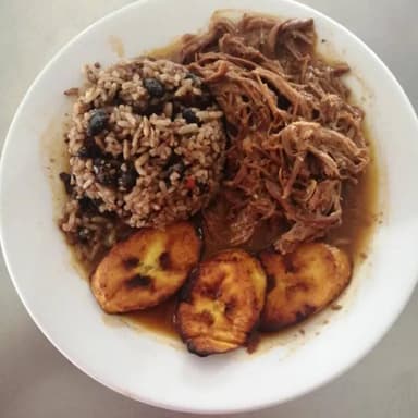 Gallo Pinto con Carne en Salsa + Café