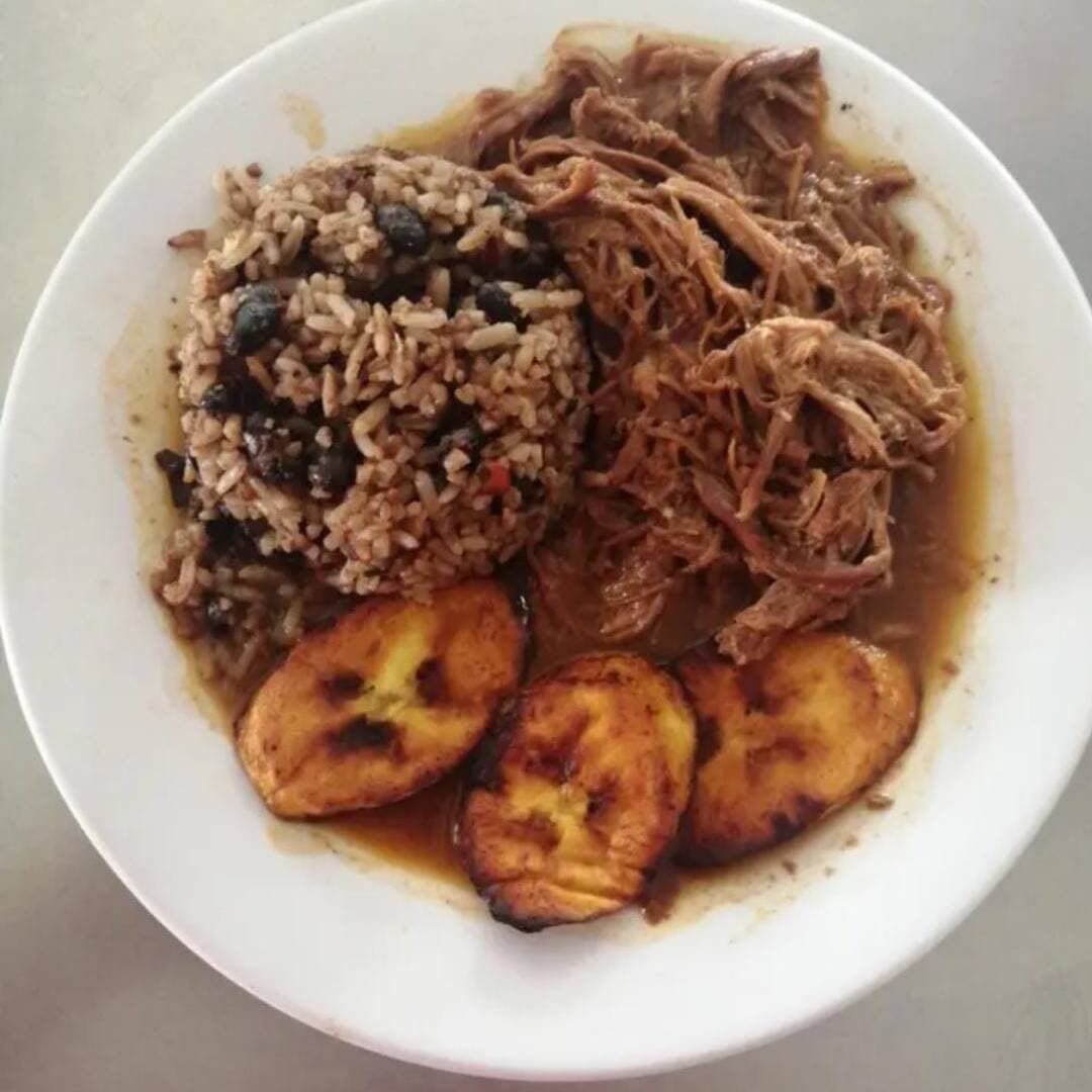 Gallo Pinto con Carne en Salsa + Café
