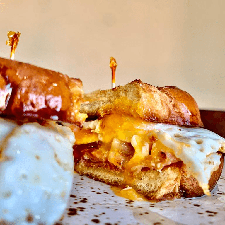 Egg & Bacon Con Papas Fritas