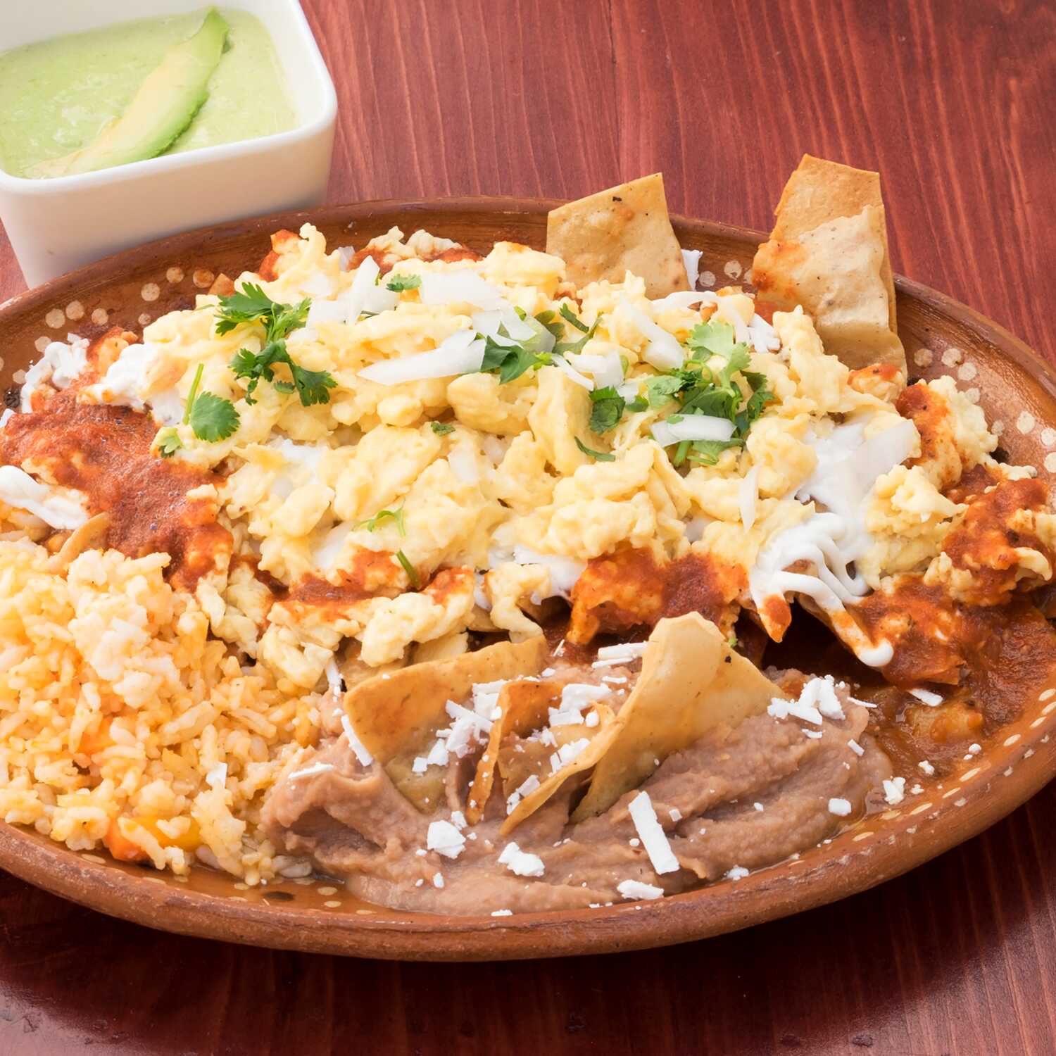 Chilaquiles con Huevo Revuelto
