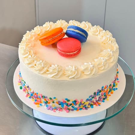 Pastel Confeti De Vainilla Con Fresa y Macarons