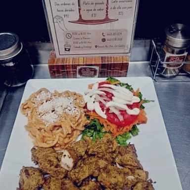 Platillo De Espaguetti con Pollo
