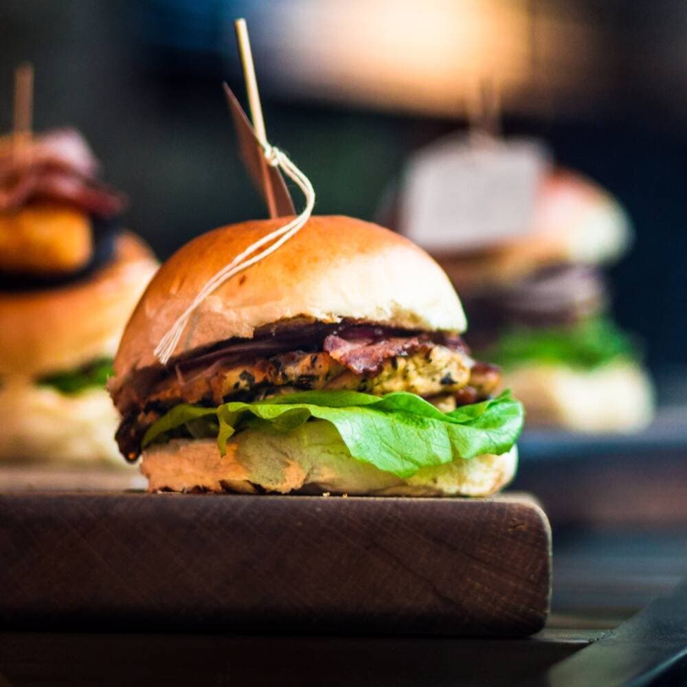 chesse burger con piña asada