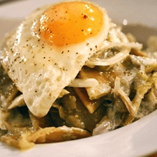 Chilaquiles Verdes con 2 Huevos Estrellados
