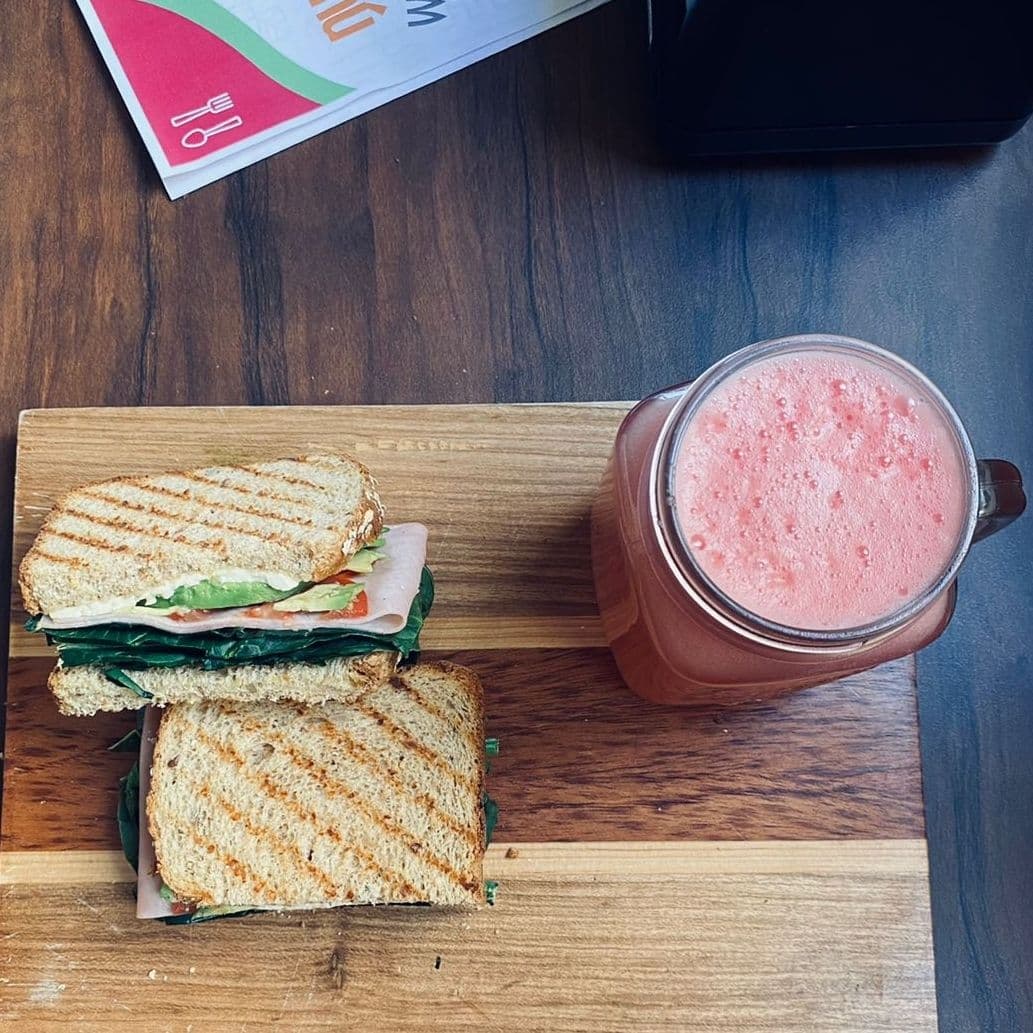 Sandwich Clasico + Agua del dia