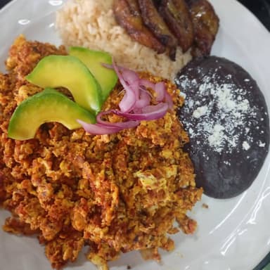 Huevos Con Longaniza