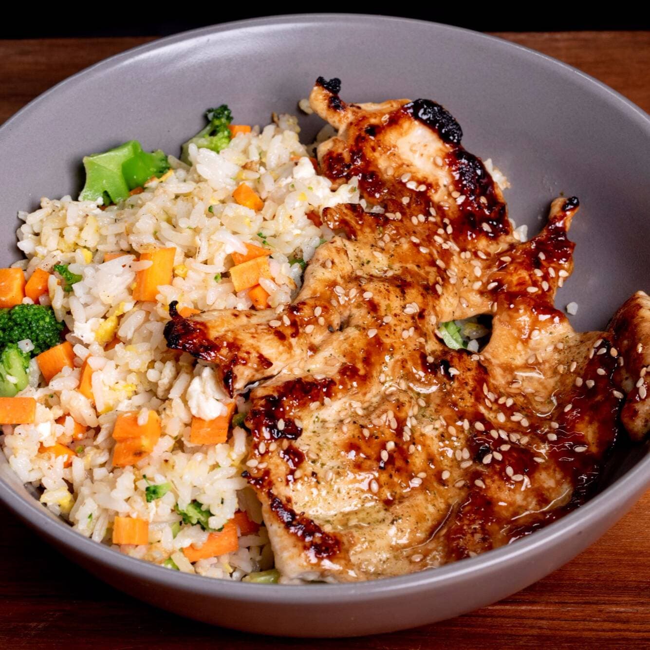 Bowl Teriyaki con Arroz Salteado