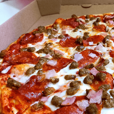 Pizza de Tres Carnes.