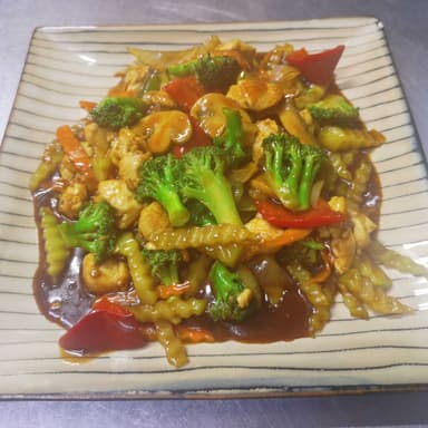 Pollo en trozos con vegetales en salsa de ostiones