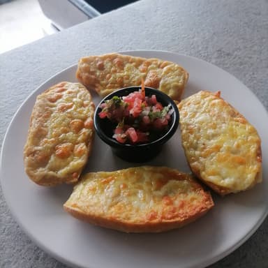 Molletes Chorizo con Queso Gratinado