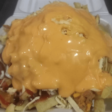 Salchipapa Súper Cheddar