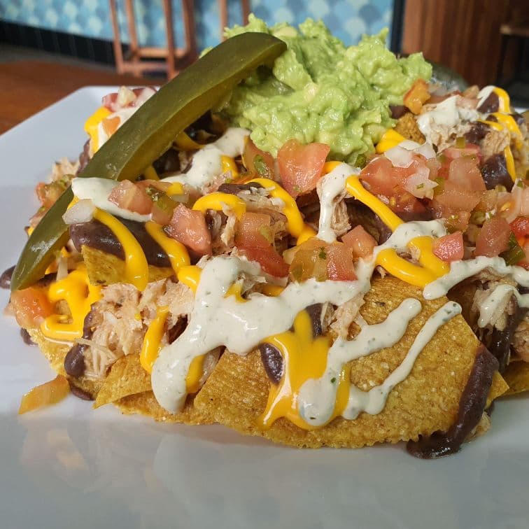 Nachos con Pollo Mechado