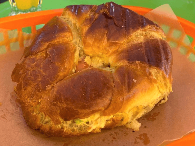Croissant Ensalada de Pollo