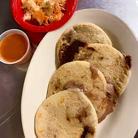Pupusa de Frijol y Queso