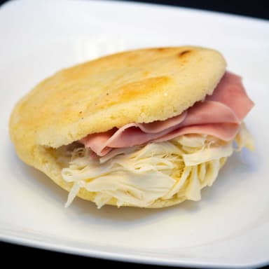 Arepa Jamon y Queso