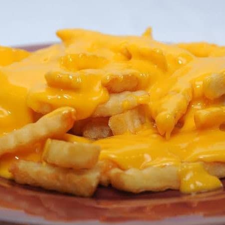 PAPAS FRANCESAS CON QUESO CHEDDAR
