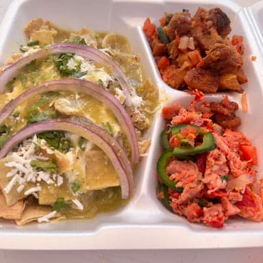 Chilaquiles Acompañados de 2 Guisos a Elegir