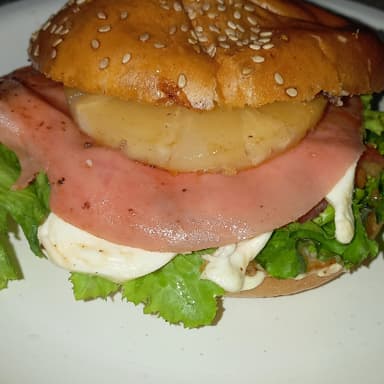 Hamburguesa Hawaina más Papas y Agua de Sabor